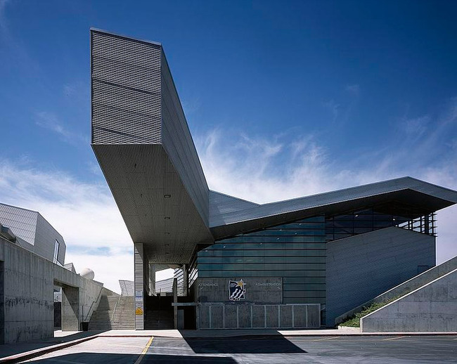 Diamond Ranch High School (1999) in Pomona, CA, a school that places students in the middle of a dramatically pitched canyon of concrete and corrugated metal. (Image: Wikipedia)