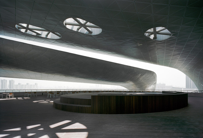 The wings are shading a series of rooftop gardens and terraces. This terrace on top of the main auditorium contains an outdoor performance stage and a cafeteria. (Photo: Jussi Tiainen)