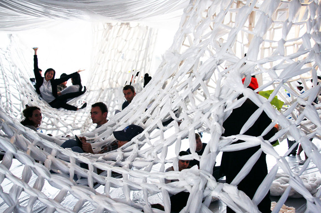 During the exhibition (Photo: Studio 400 Team)
