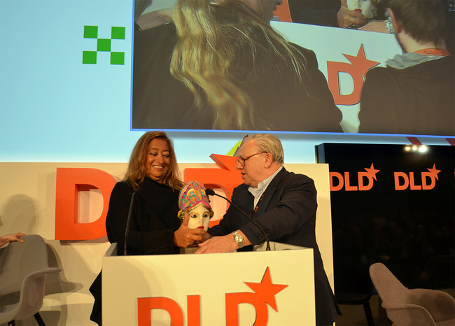 Dr. Hubert Burda awards Zaha Hadid with the Aenne Burda-Award on January 21, 2013 (Photo: picture alliance/Jan Haas)