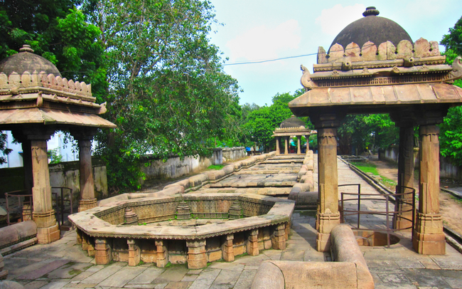 Dada Harir Vav, as she lies in her semi-urban context