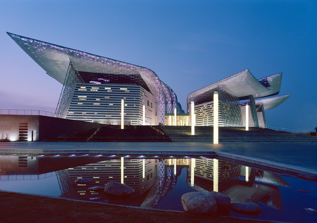 Image of the main entrance plaza at night time (Photo: Jussi Tiainen)