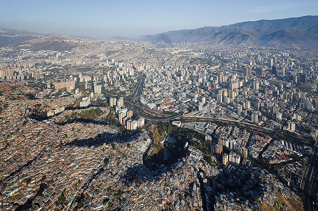 TORRE DAVID / GRAN HORIZONTE (Photo: Iwan Baan)