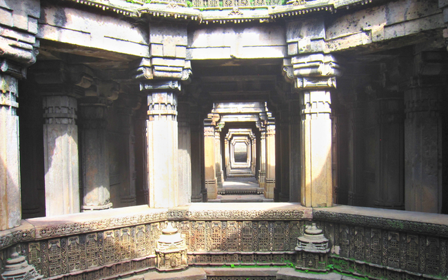 This colonnade in Dada Harir Vav is unwalkable, less one prefers a 4 story fall 