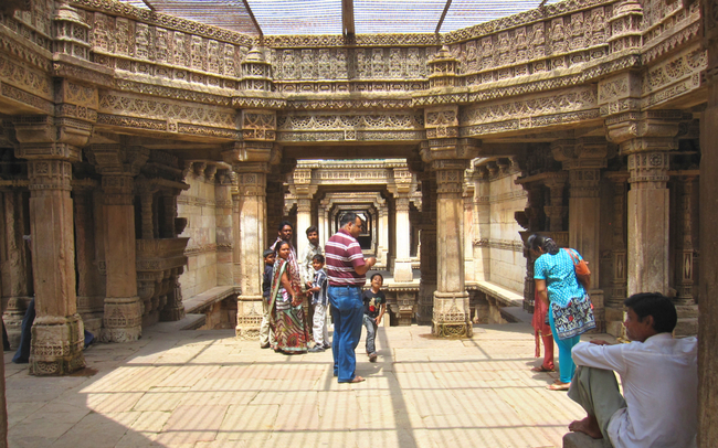 The common landing of the three entrance stairs of Adalaj Vav