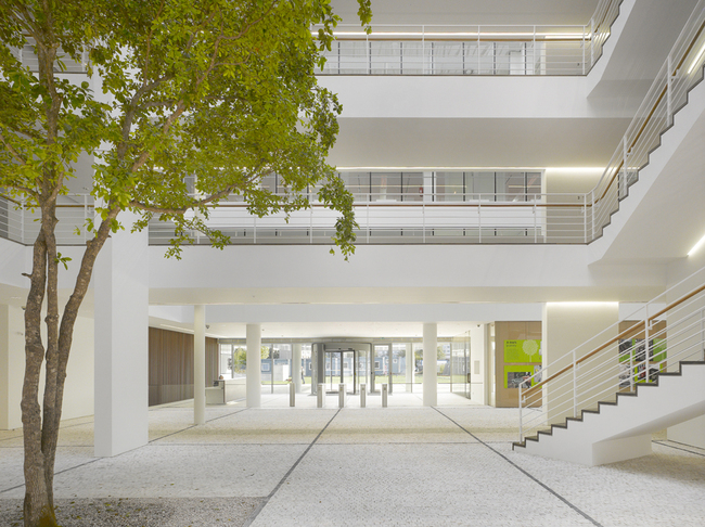 City Green Court view of atrium looking south - Copyright Roland Halbe